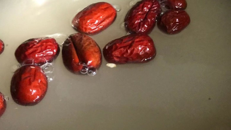 红枣小米燕麦粥,再把红枣洗净放入锅中,加入适量的清水,大火煮开
