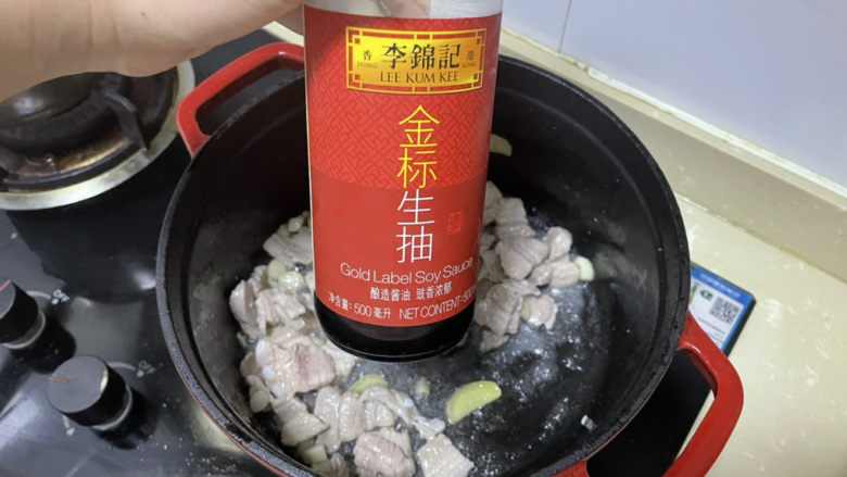 豆角焖肉,煸炒变色后加入<a style='color:red;display:inline-block;' href='/shicai/ 788'>生抽</a>调味