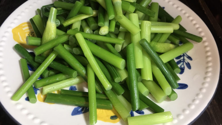 凉拌蒜苗,浸泡好的蒜苗捞出沥干水分,装入盘中