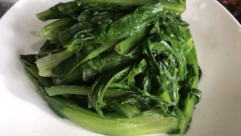 凉拌莴笋叶,捞出挤干水份,装盘