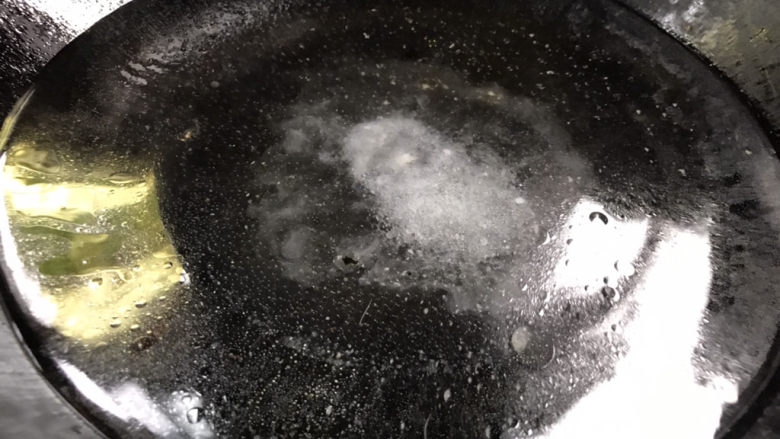 凉拌莴笋叶,热锅烧开水,加入少许盐和油