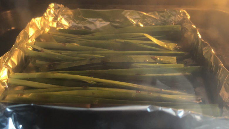 烤韭菜,烤箱预热200度,烤约15分钟。