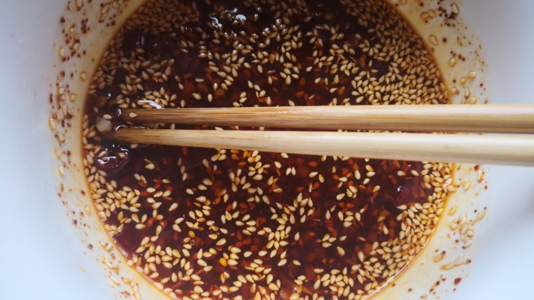 凉拌蒜苗,搅拌均匀,料汁就调好了
