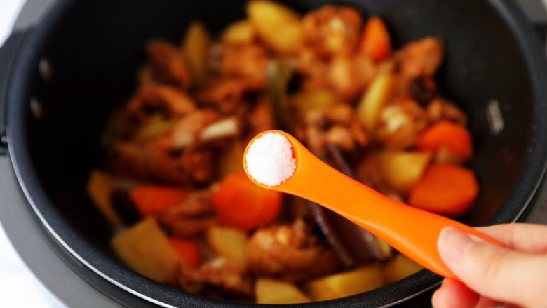 土豆炖鸡腿,最后再根据个人口味加入盐调味即可