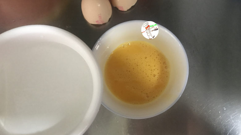 水嫩蒸蛋,加入1.2~1.5的温开水，搅匀