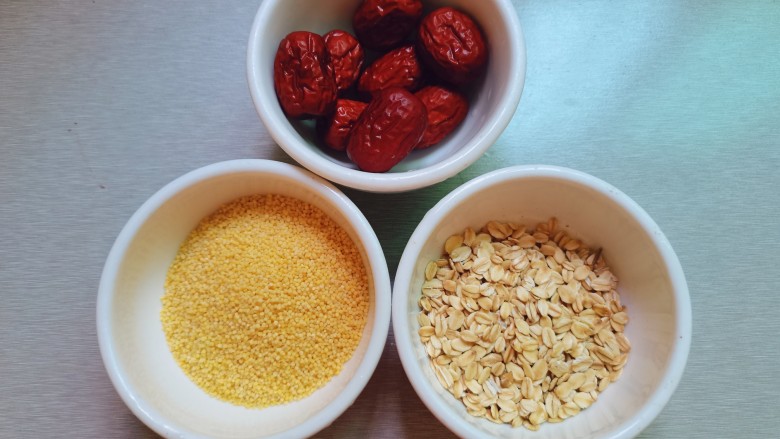 红枣小米燕麦粥,食材准备好：<a style='color:red;display:inline-block;' href='/shicai/ 2470'>红枣</a>，<a style='color:red;display:inline-block;' href='/shicai/ 493'>小米</a>，<a style='color:red;display:inline-block;' href='/shicai/ 495'>燕麦</a>