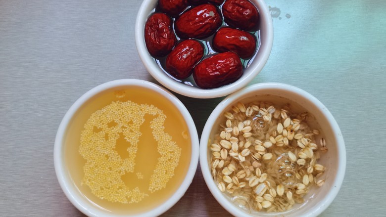 红枣小米燕麦粥,红枣，小米，燕麦泡泡洗净