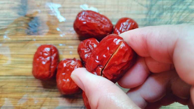 红枣小米燕麦粥,洗好的红枣用刀切开（方便入味）