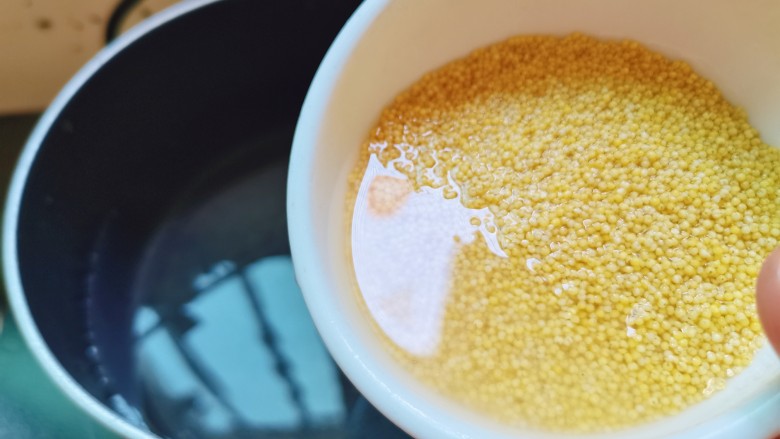 红枣小米燕麦粥,小米下锅