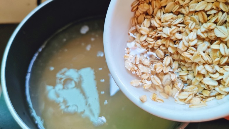 红枣小米燕麦粥,倒入燕麦