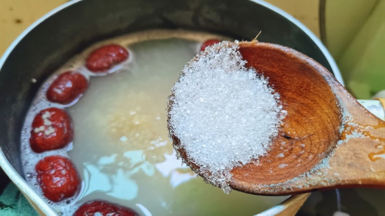 红枣小米燕麦粥,加少许的<a style='color:red;display:inline-block;' href='/shicai/ 3729'>白糖</a>