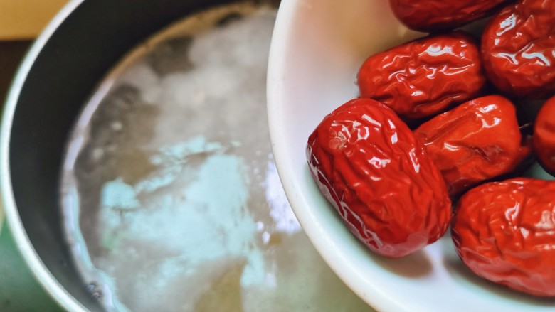 红枣小米燕麦粥,依次放入红枣，煮至一会儿