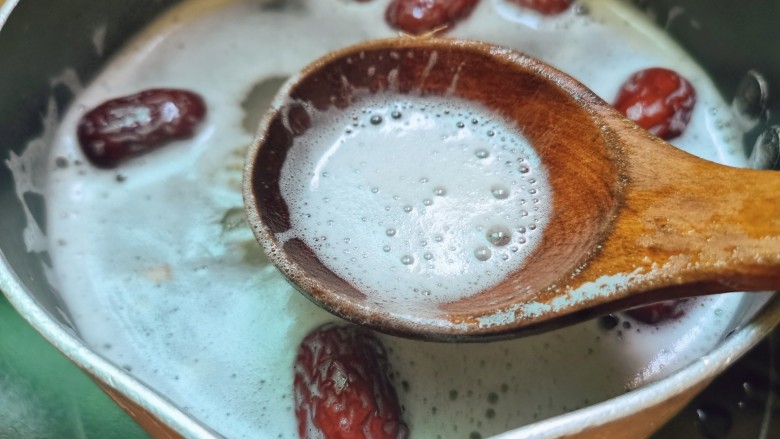 红枣小米燕麦粥,撇掉多余的泡泡