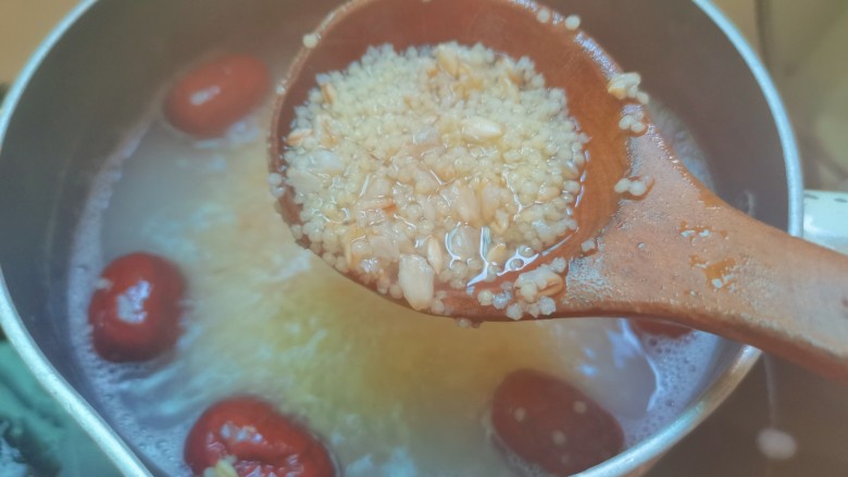 红枣小米燕麦粥,煮至差不多时