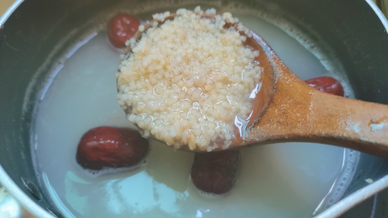 红枣小米燕麦粥,最后微微煮开了即可