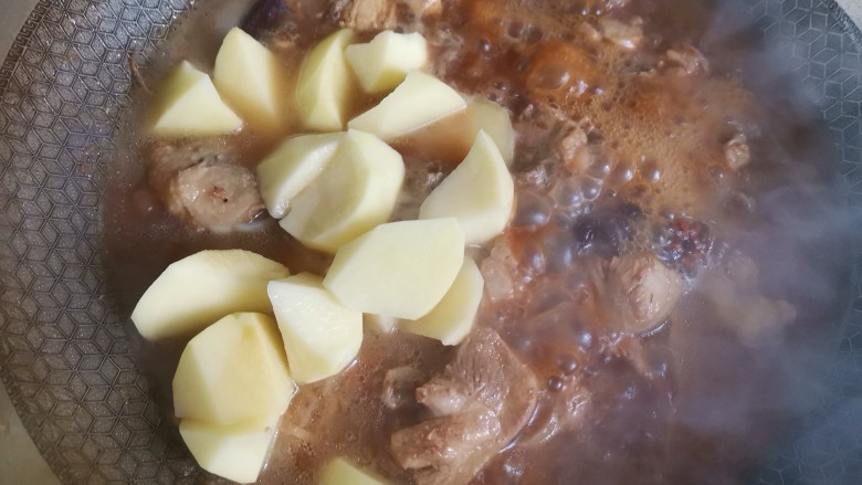 土豆炖鸡腿,炖至鸡肉熟透,加入土豆继续炖制土豆软烂