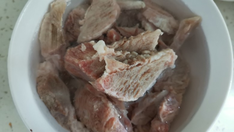 娃娃菜炒木耳,<a style='color:red;display:inline-block;' href='/shicai/ 429'>瘦肉</a>我是提前煮好切成片,冻在冰箱里的,现在可以直接拿出来加冷水解一下冻就可以了