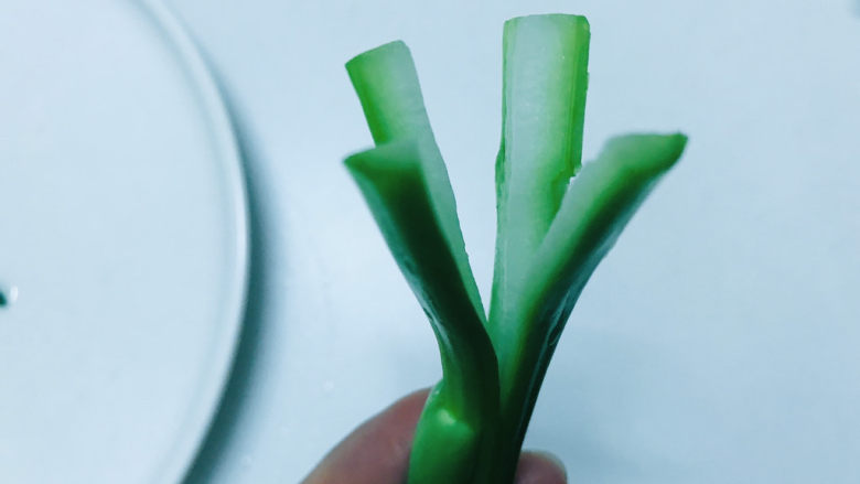 蒜蓉菜心,像这样,切开头部即可