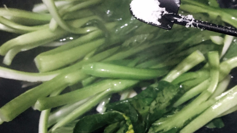 蒜蓉菜心,加适量盐,炒至断生
