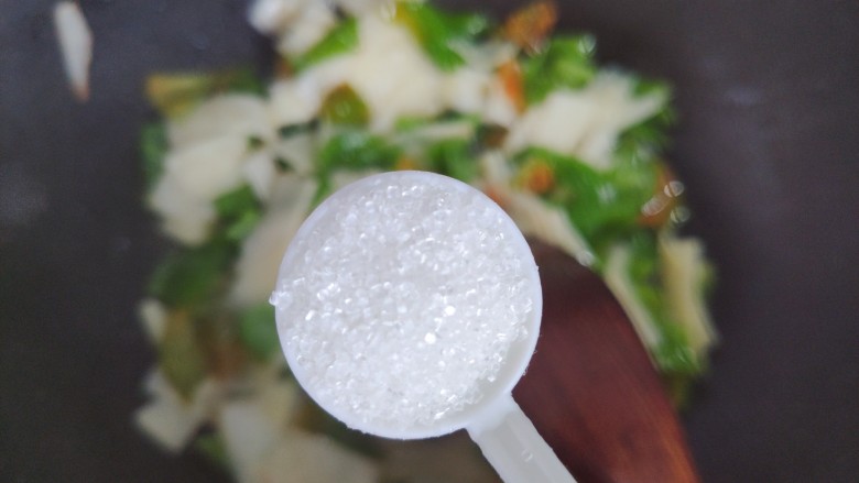 清炒茭白~清爽好吃的家常小炒,加一小勺细砂糖,带出鲜味,翻炒均匀即可