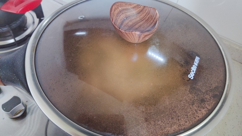 清炒茭白~清爽好吃的家常小炒,盖上锅盖,转小火,焖煮一分钟