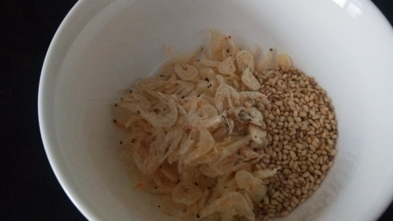 凉拌芹菜木耳,准备好白芝麻,虾皮,盐,蚝油,将热油泼入调料中