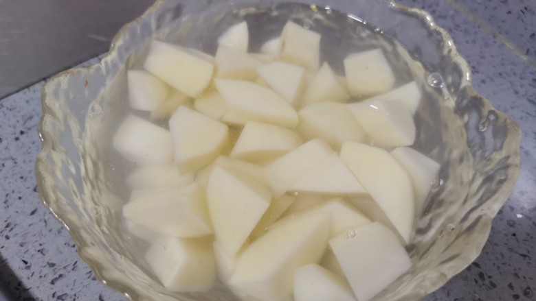 土豆炖鸡腿(咖喱味),泡在水里备用