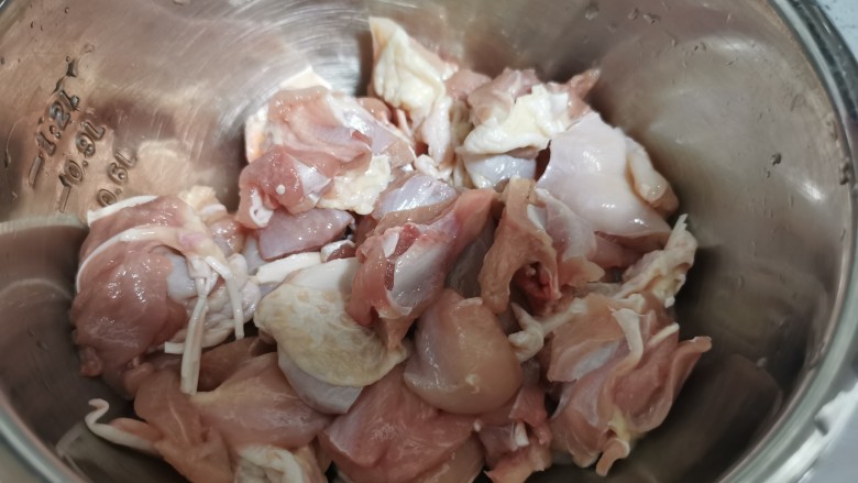 土豆炖鸡腿(咖喱味),切成块