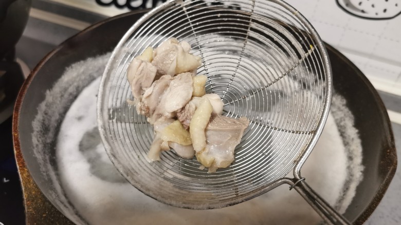 土豆炖鸡腿(咖喱味),这样摇晃捞出的鸡腿不用二次冲洗,很干净,控水备用