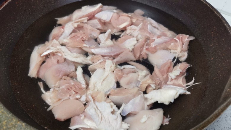 土豆炖鸡腿(咖喱味),凉水入锅
