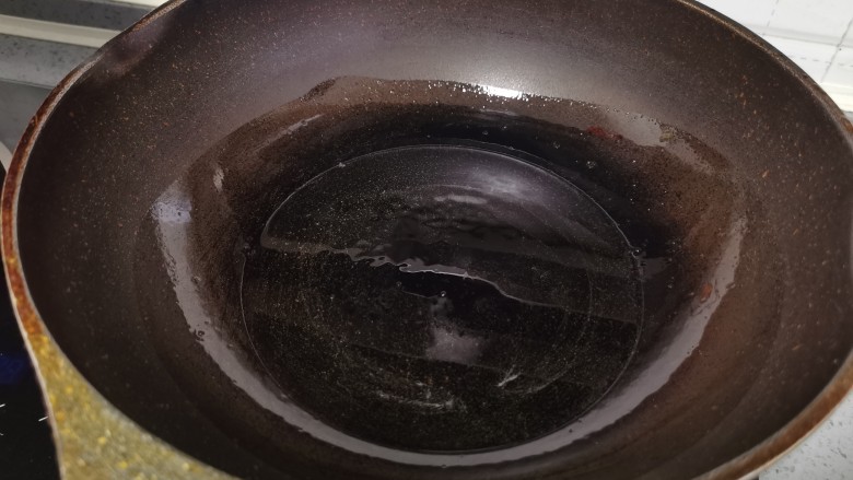 土豆炖鸡腿(咖喱味),起锅烧油