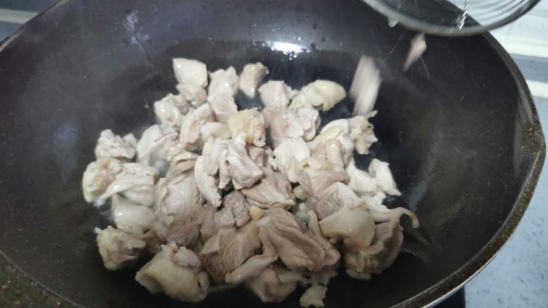 土豆炖鸡腿(咖喱味),倒入鸡腿肉快速翻炒均匀