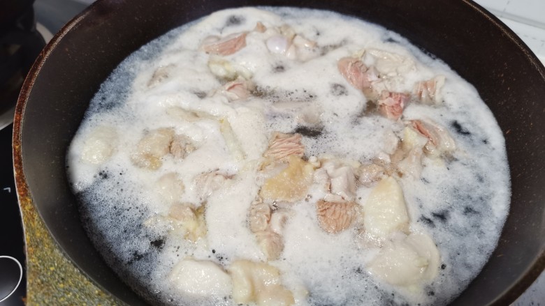 土豆炖鸡腿(咖喱味),鸡腿沸锅