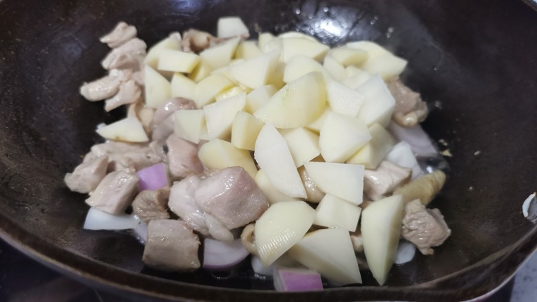 土豆炖鸡腿(咖喱味),放入土豆