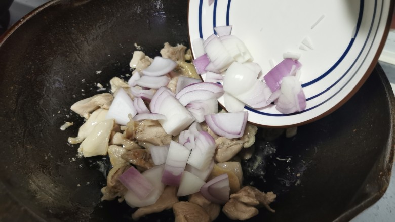 土豆炖鸡腿(咖喱味),放入洋葱