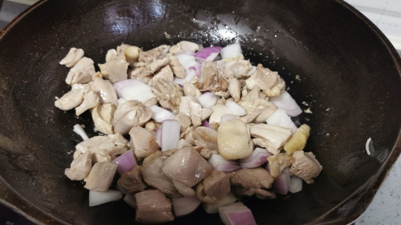 土豆炖鸡腿(咖喱味),快速翻炒均匀
