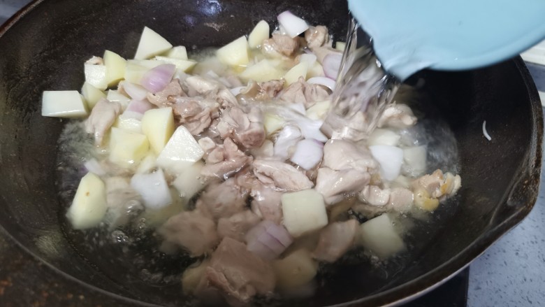 土豆炖鸡腿(咖喱味),加入开水末过食材