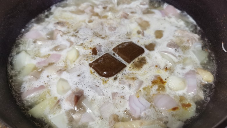 土豆炖鸡腿(咖喱味),放入2块咖喱
