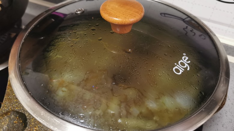 土豆炖鸡腿(咖喱味),盖上锅盖,中小火焖煮8分钟