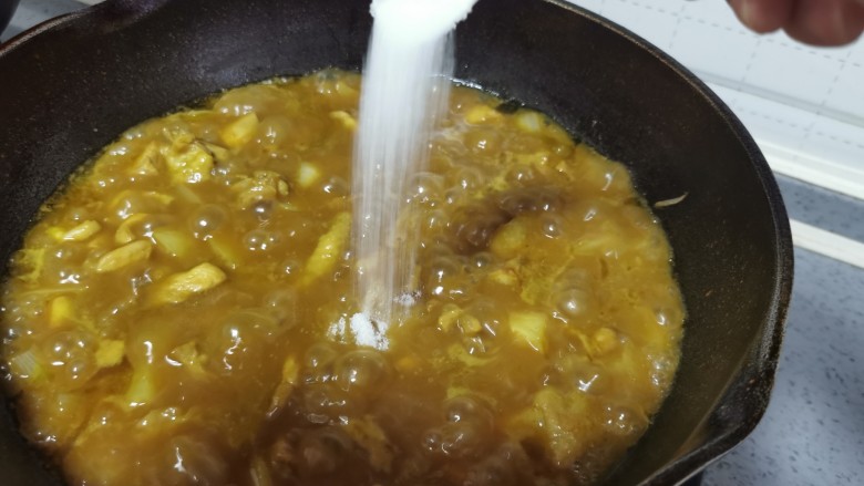土豆炖鸡腿(咖喱味),加入5克盐调味