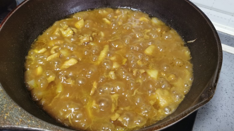 土豆炖鸡腿(咖喱味),开盖看看汤汁多不多,如果太多大火收汁,但是不要收太干,汤汁拌米饭简直不要太好吃哦