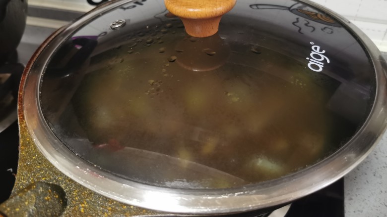 土豆炖鸡腿(咖喱味),再焖2分钟入味即可食用