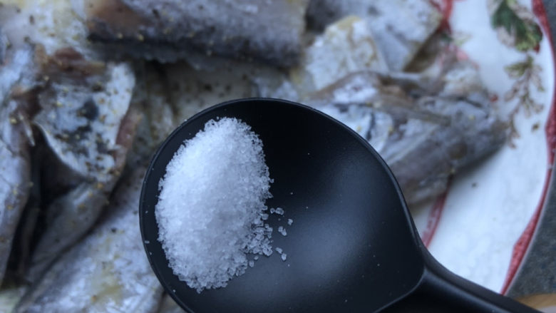 炖带鱼,加点细盐,腌制片刻。
