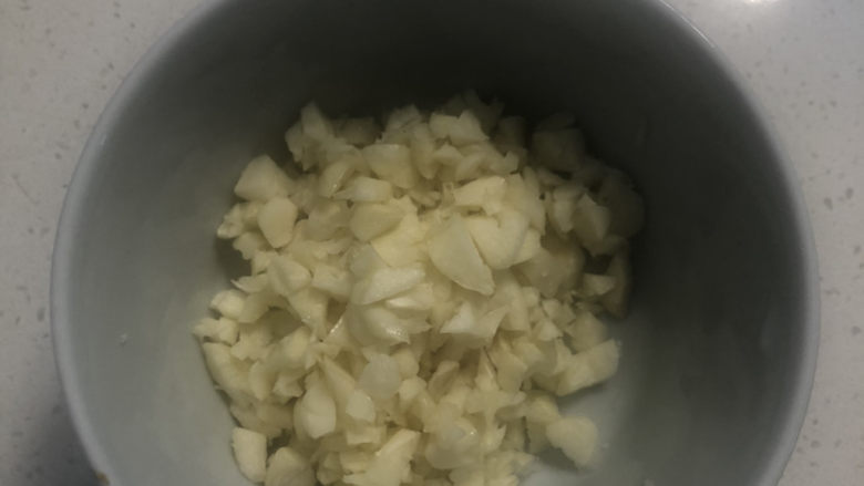 蒜蓉菜心,1/2个<a style='color:red;display:inline-block;' href='/shicai/ 2794'>大蒜</a>,去皮,切成蒜蓉,大概绿豆大小就行。