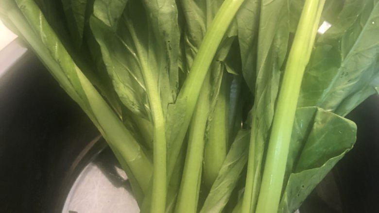 蒜蓉菜心,准备空心菜,去除老叶黄叶。