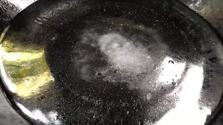 凉拌蒜苗,热锅烧水,加少许油和盐