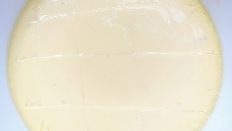 水嫩蒸蛋,取出,用勺子划上道,好入味