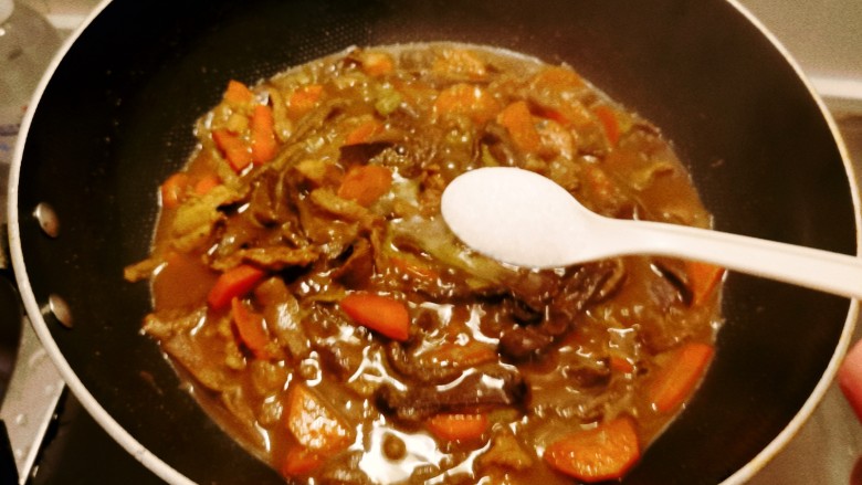 卤面条,倒入适量清水烧开,煮3–5分钟加入盐调味。