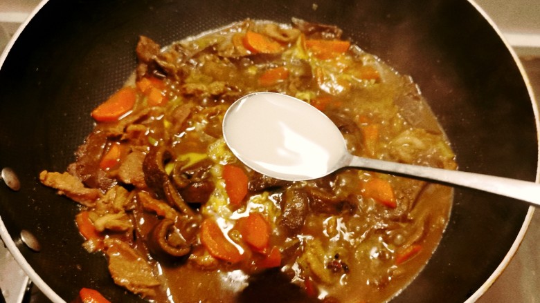 卤面条,蛋花成型后淋入水淀粉增加粘稠度,翻拌均匀即可关火出锅。