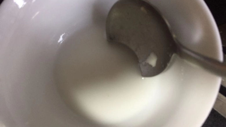 卤面条,取一小碗,倒入一小勺淀粉,调成水淀粉